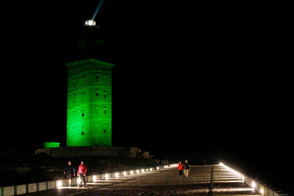 iluminacion torre de herucles de verde, dia mundial de las enfermedades raras